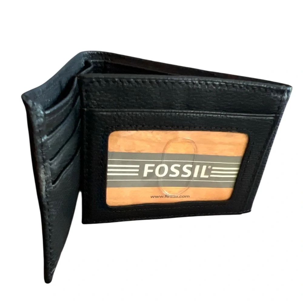 Fossil men’s genuine leather trifold wallet. New